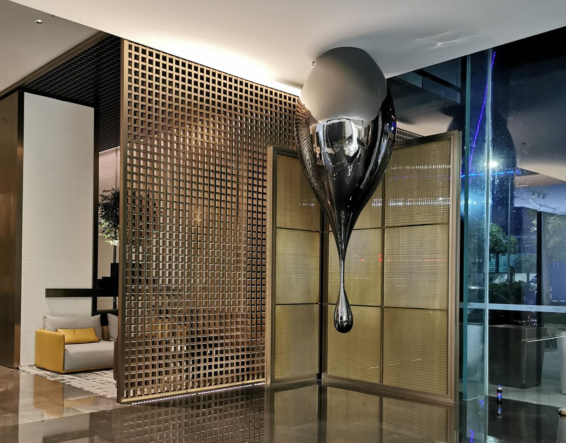 Suspended reflective teardrop artwork at Hengyu Shenzhen Bay
