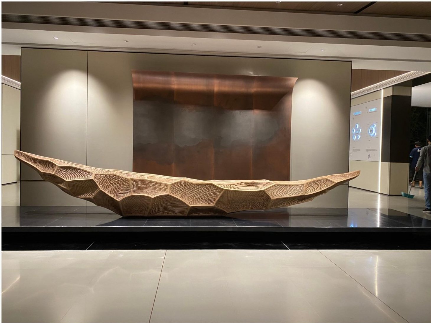 Long geometric sculpture in the Greentown Guiyu Jiangnan sales gallery